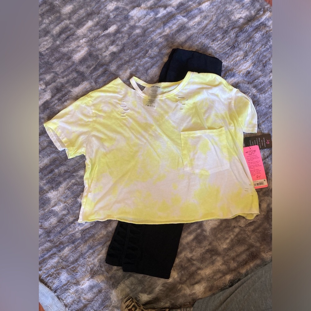 Super cute & comfy Betsey Johnson brand,size large, capri leggings and crop top